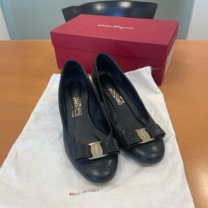 Ferragamo Vara Pump Black Leather Size 8.5